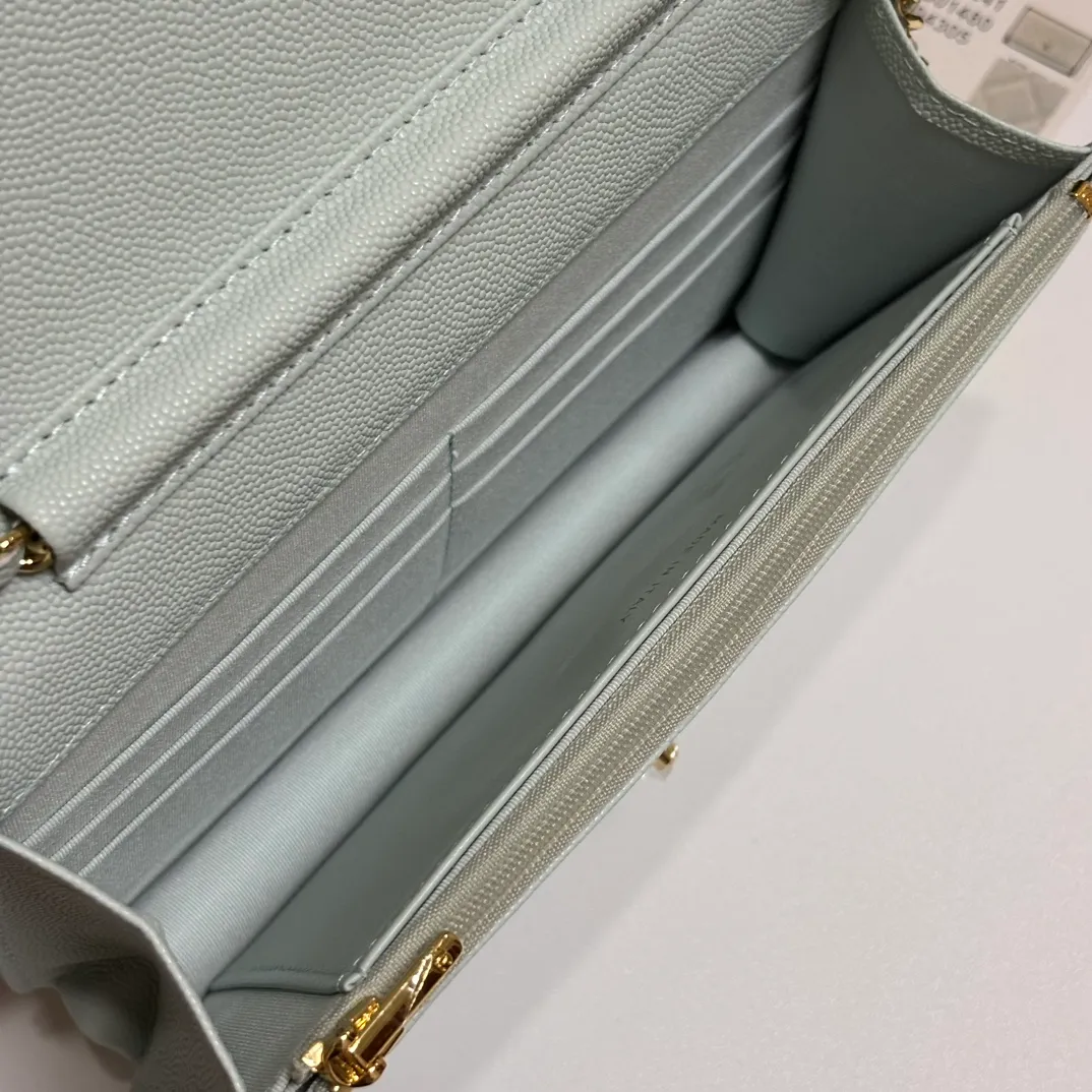 💰700 New product WOC🍃🍃Double C button style, 4241 new design is more solid. You no longer have to worry about things opening with too many buttons, and it still maintains the classic look. AP8482 size: 12×19.5×3.5cm