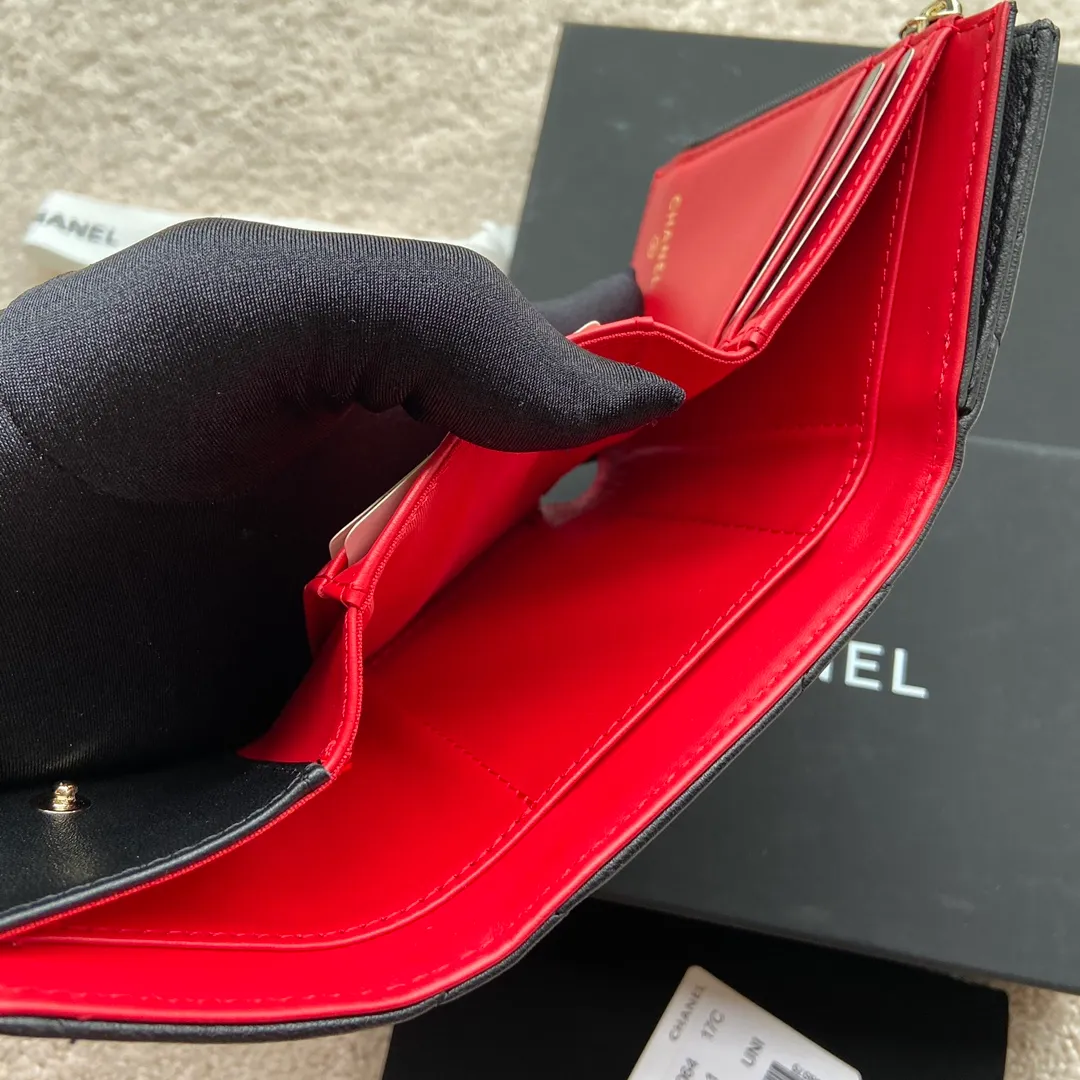 Xiaoxiang imported Italian grained calfskin Item number: AP2128 💰: 520 Size: w10×h11×d3cm Color: black sheepskin, gold hardware, red lining