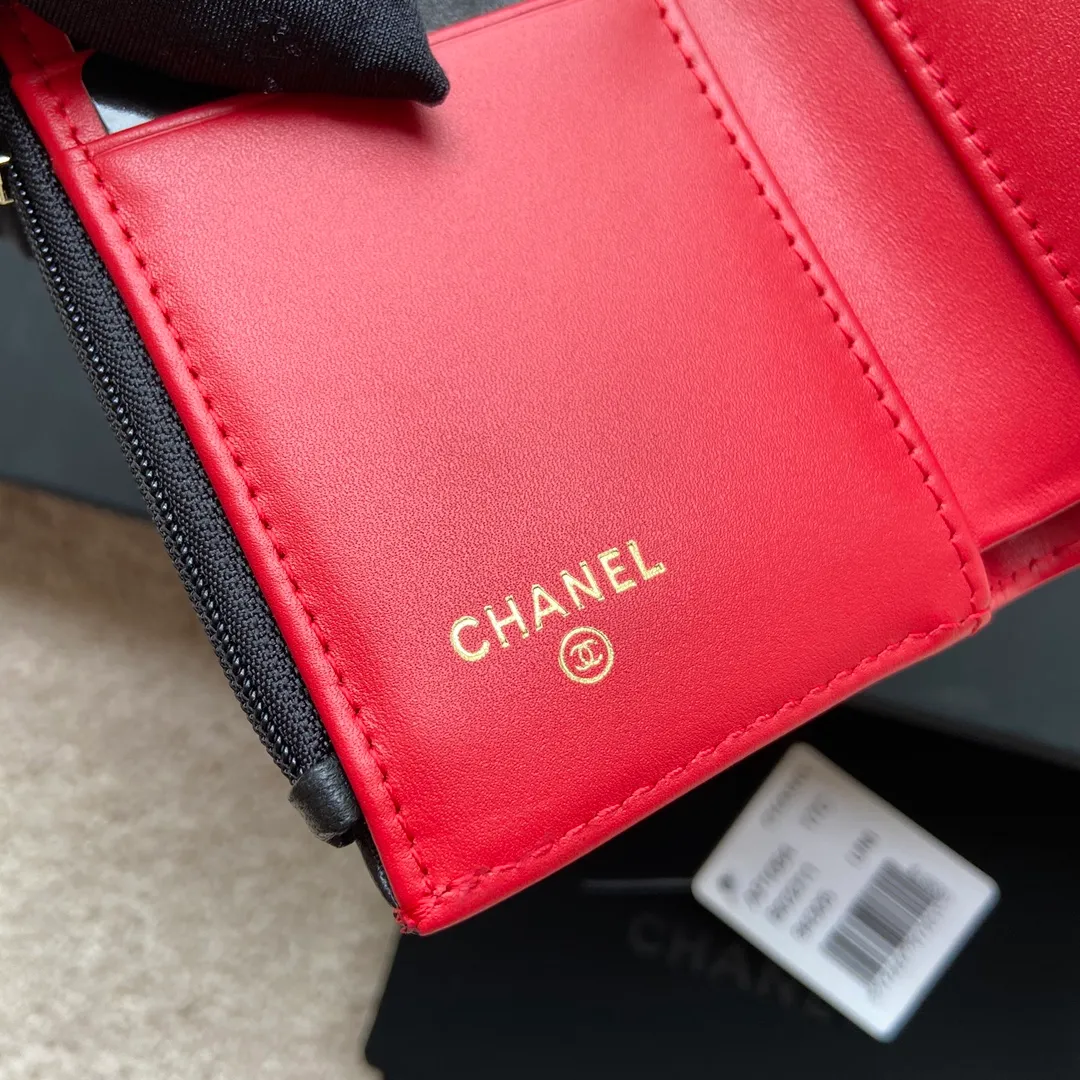 Xiaoxiang imported Italian grained calfskin Item number: AP2128 💰: 520 Size: w10×h11×d3cm Color: black sheepskin, gold hardware, red lining