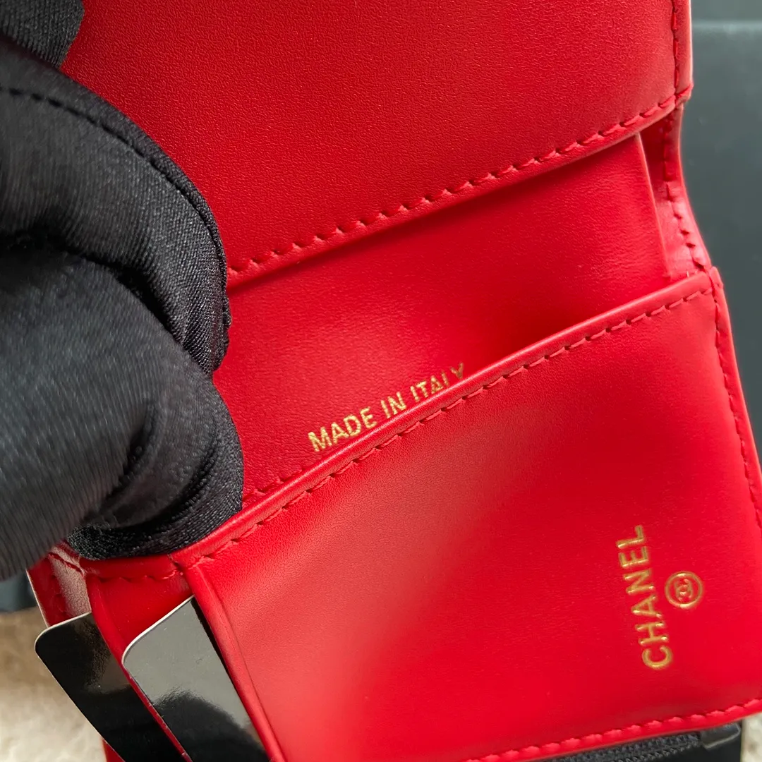 Xiaoxiang imported Italian grained calfskin Item number: AP2128 💰: 520 Size: w10×h11×d3cm Color: black sheepskin, gold hardware, red lining