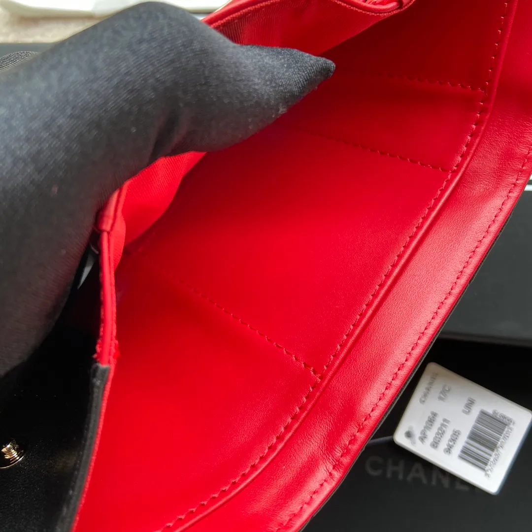 Xiaoxiang imported Italian grained calfskin Item number: AP2128 💰: 520 Size: w10×h11×d3cm Color: black sheepskin, gold hardware, red lining
