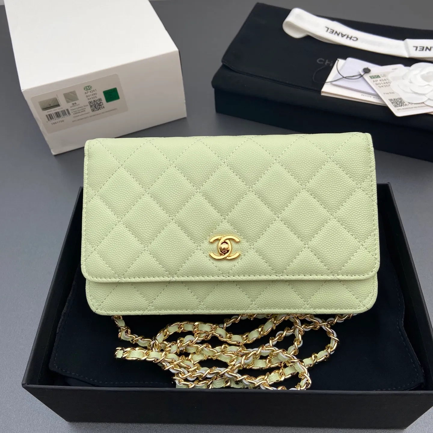Xiaoxiang imported Italian caviar calfskin [upgraded version] Item number: A4241 Price: 700 Size: w20×h13×d3.5cm Color: light green fine ball pattern gold steel mark