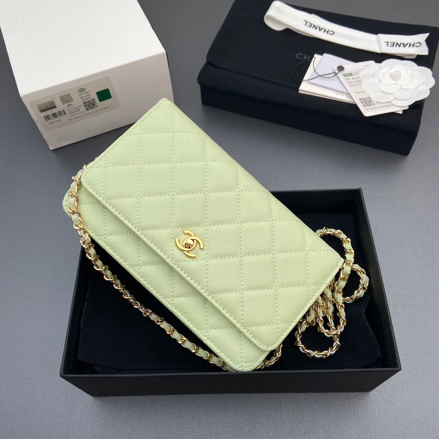 Xiaoxiang imported Italian caviar calfskin [upgraded version] Item number: A4241 Price: 700 Size: w20×h13×d3.5cm Color: light green fine ball pattern gold steel mark