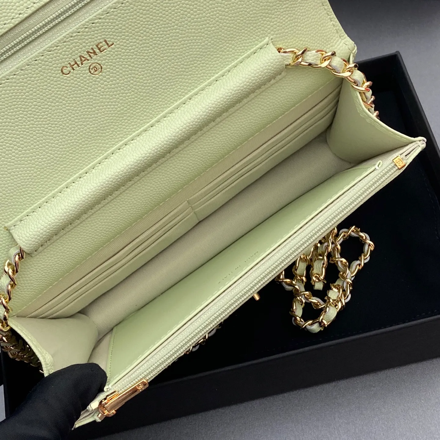 Xiaoxiang imported Italian caviar calfskin [upgraded version] Item number: A4241 Price: 700 Size: w20×h13×d3.5cm Color: light green fine ball pattern gold steel mark