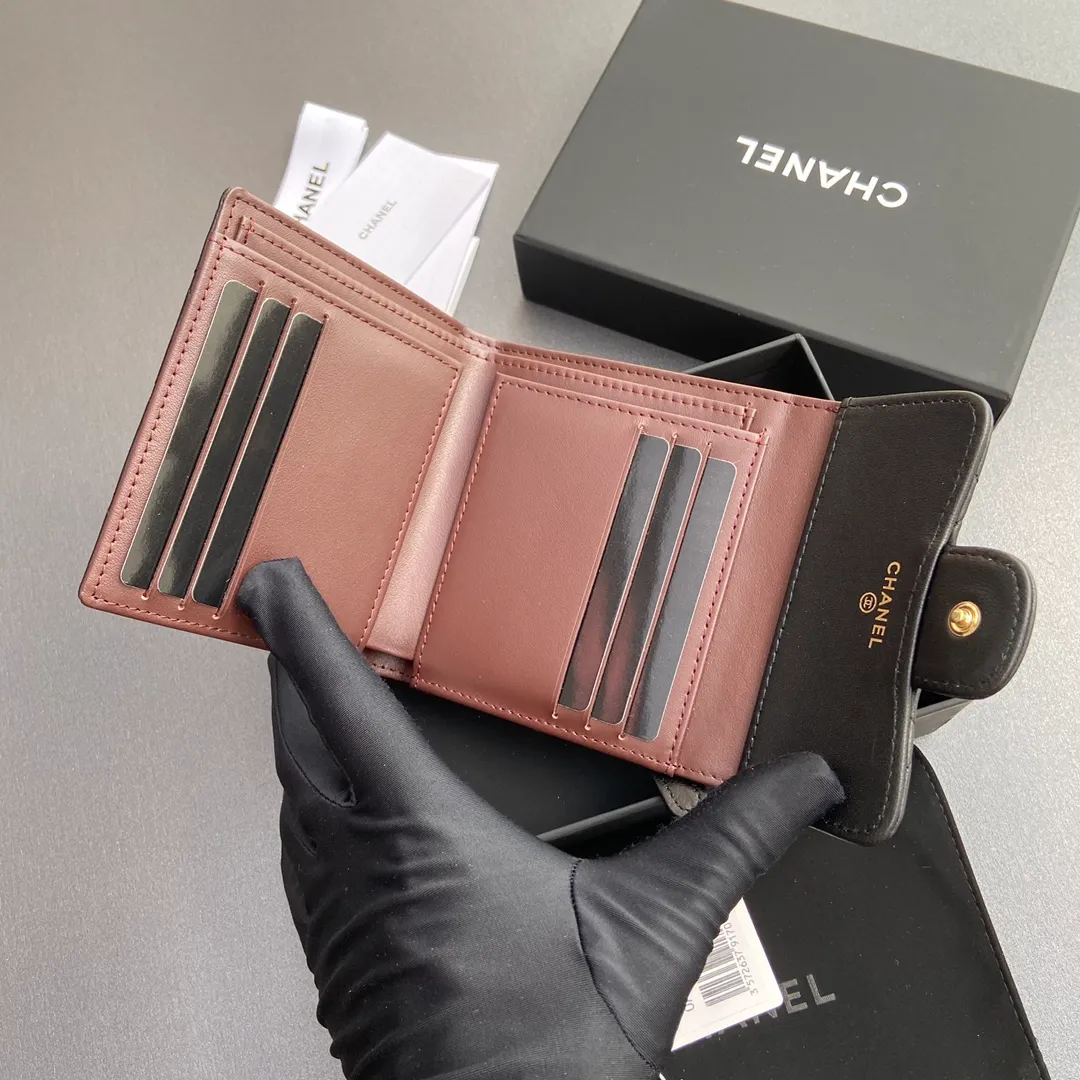 [Imported leather from Italy] ¥440 Special black sheep leather Gold tone metal hardware 6 card slots 1 banknote compartment 1 coin zipper bag No.: 82288 Size: w10.5×h11.5×d3cm