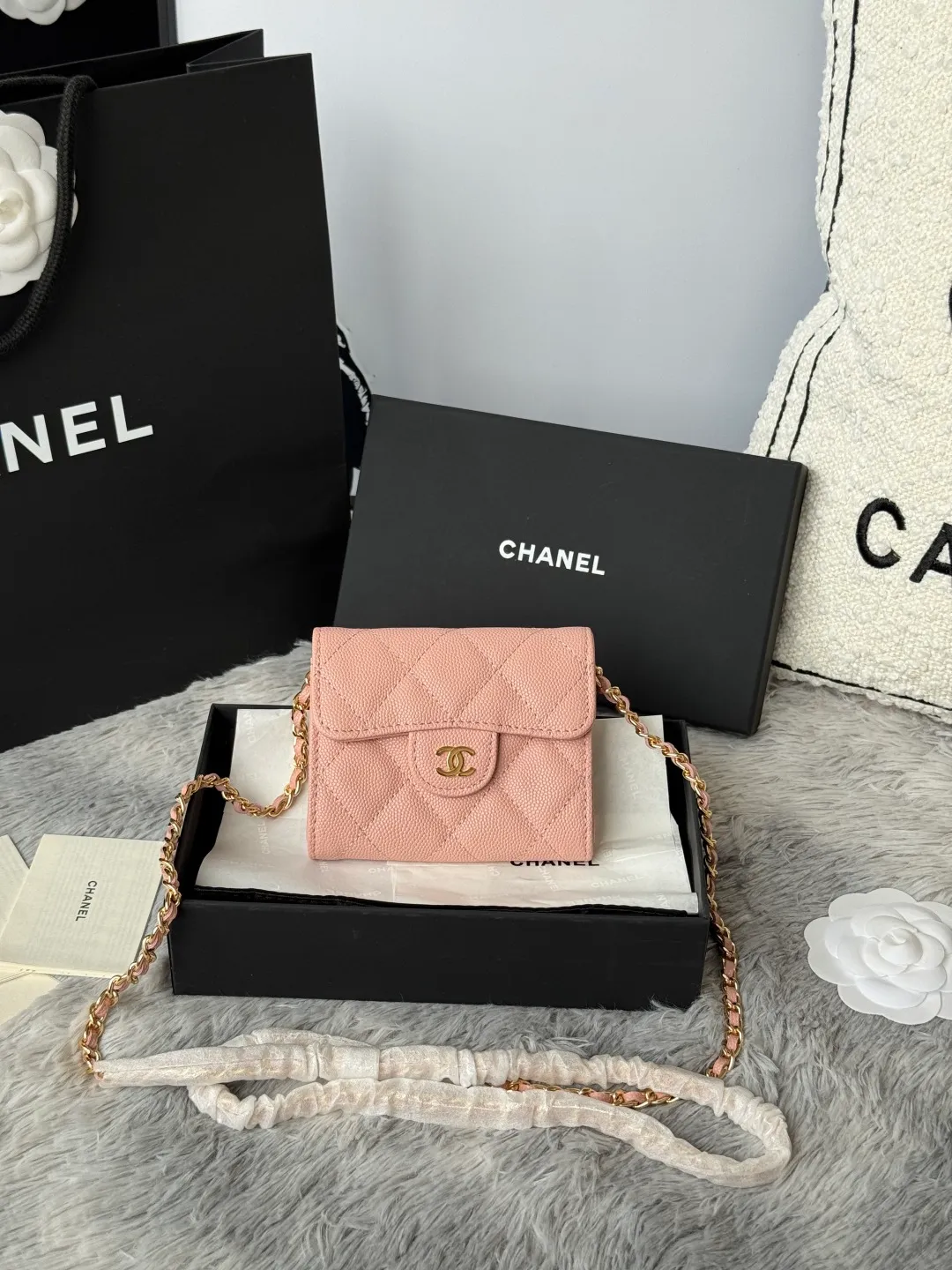 💰360💰Xiaoxiang chain bag, mini cute version. Can hold lipstick, credit card and some small change. Style number: A81082 Size: 8.5*12.5*2.5cm. Full set of packaging, box card, ribbon and cloth bag. Made of caviar cowhide, original quality. Exclusive photography🎬