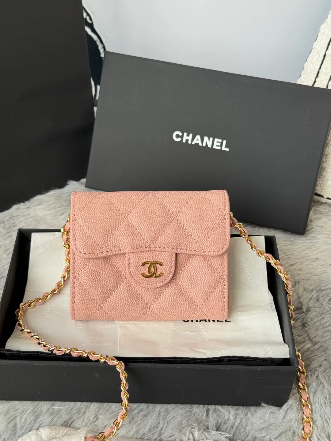 💰360💰Xiaoxiang chain bag, mini cute version. Can hold lipstick, credit card and some small change. Style number: A81082 Size: 8.5*12.5*2.5cm. Full set of packaging, box card, ribbon and cloth bag. Made of caviar cowhide, original quality. Exclusive photography🎬