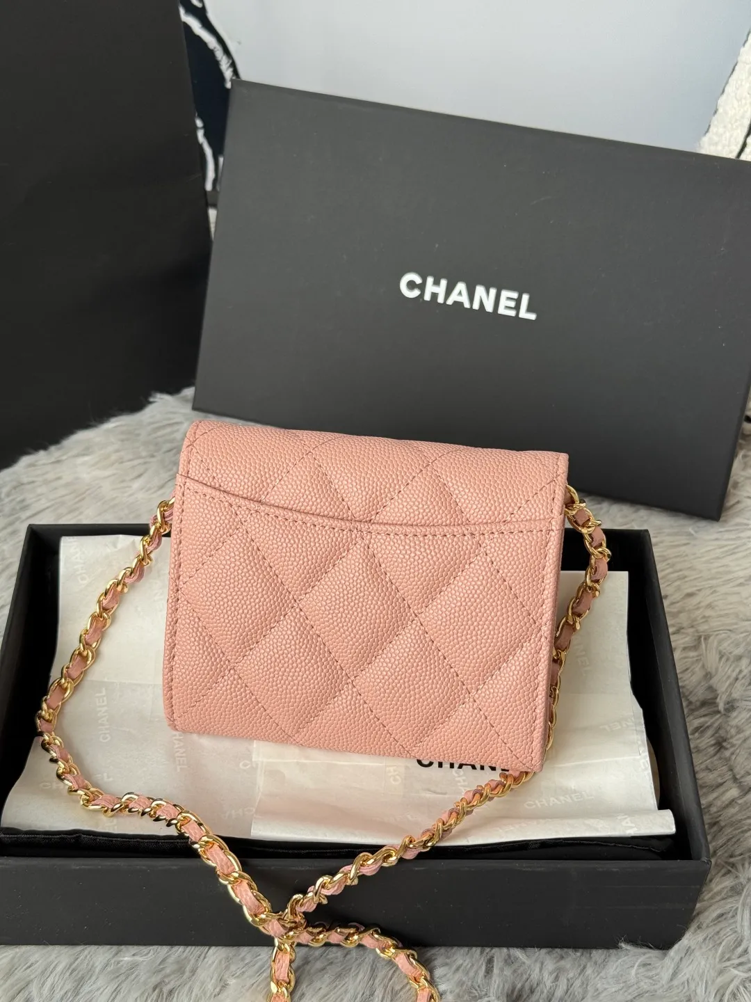 💰360💰Xiaoxiang chain bag, mini cute version. Can hold lipstick, credit card and some small change. Style number: A81082 Size: 8.5*12.5*2.5cm. Full set of packaging, box card, ribbon and cloth bag. Made of caviar cowhide, original quality. Exclusive photography🎬