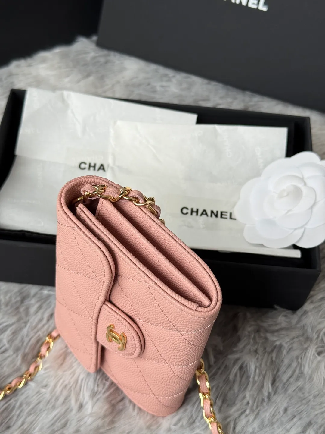 💰360💰Xiaoxiang chain bag, mini cute version. Can hold lipstick, credit card and some small change. Style number: A81082 Size: 8.5*12.5*2.5cm. Full set of packaging, box card, ribbon and cloth bag. Made of caviar cowhide, original quality. Exclusive photography🎬