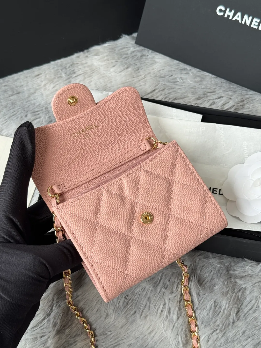 💰360💰Xiaoxiang chain bag, mini cute version. Can hold lipstick, credit card and some small change. Style number: A81082 Size: 8.5*12.5*2.5cm. Full set of packaging, box card, ribbon and cloth bag. Made of caviar cowhide, original quality. Exclusive photography🎬