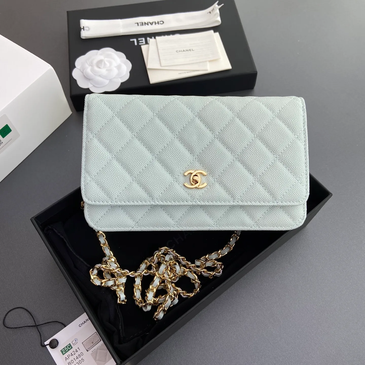 Xiaoxiang imported Italian lambskin [upgraded version] Item number: AP8482 💰700 Size: w20×h13×d3.5cm Color: light blue fine ball pattern golden steel mark