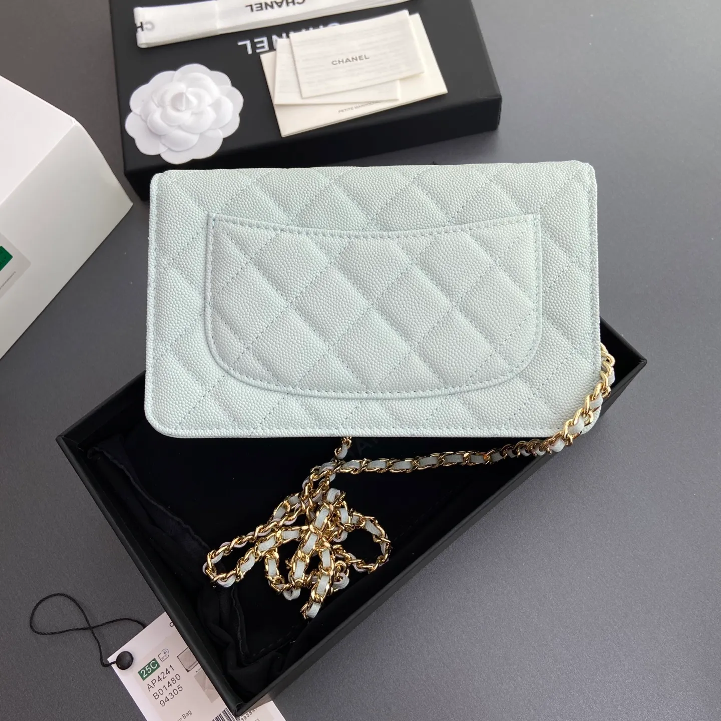 Xiaoxiang imported Italian lambskin [upgraded version] Item number: AP8482 💰700 Size: w20×h13×d3.5cm Color: light blue fine ball pattern golden steel mark