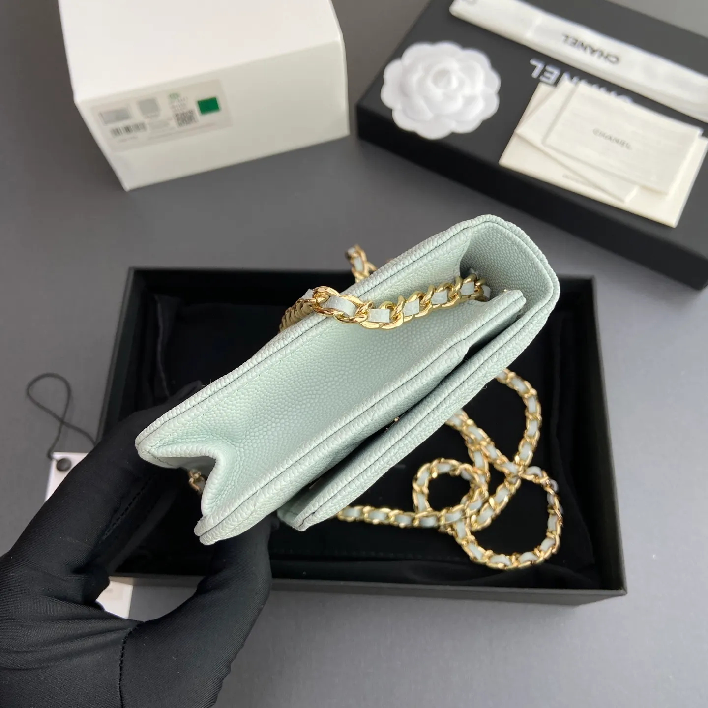 Xiaoxiang imported Italian lambskin [upgraded version] Item number: AP8482 💰700 Size: w20×h13×d3.5cm Color: light blue fine ball pattern golden steel mark