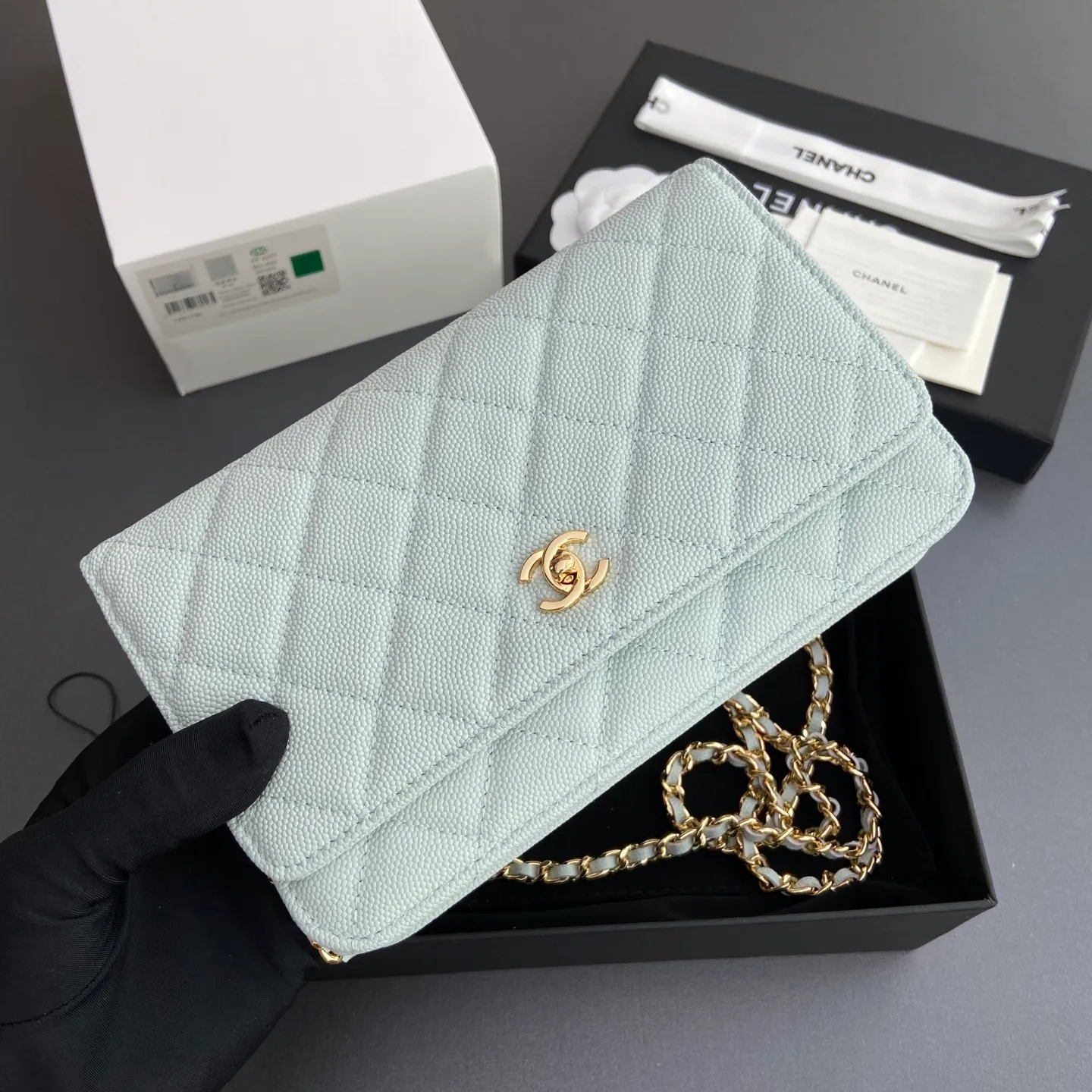 Xiaoxiang imported Italian lambskin [upgraded version] Item number: AP8482 💰700 Size: w20×h13×d3.5cm Color: light blue fine ball pattern golden steel mark