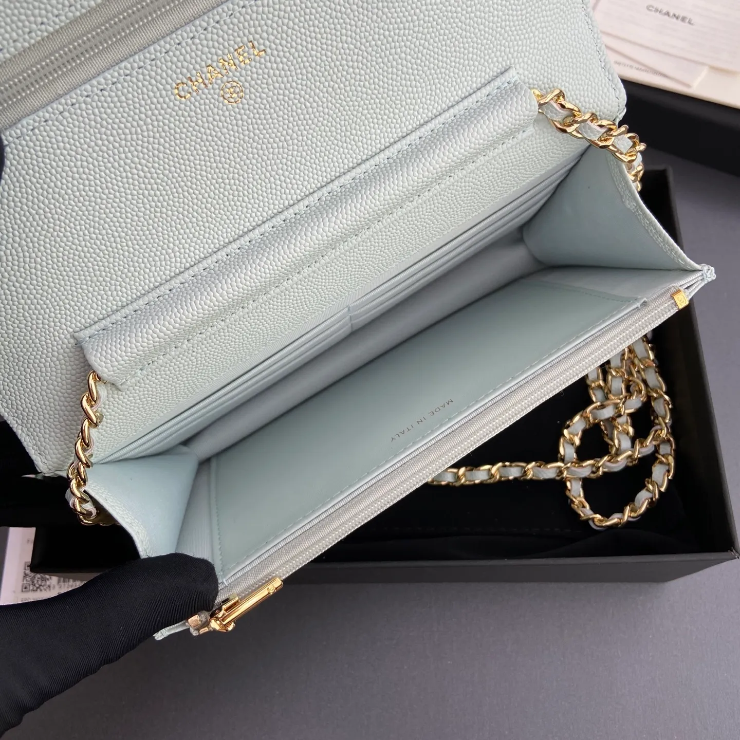 Xiaoxiang imported Italian lambskin [upgraded version] Item number: AP8482 💰700 Size: w20×h13×d3.5cm Color: light blue fine ball pattern golden steel mark