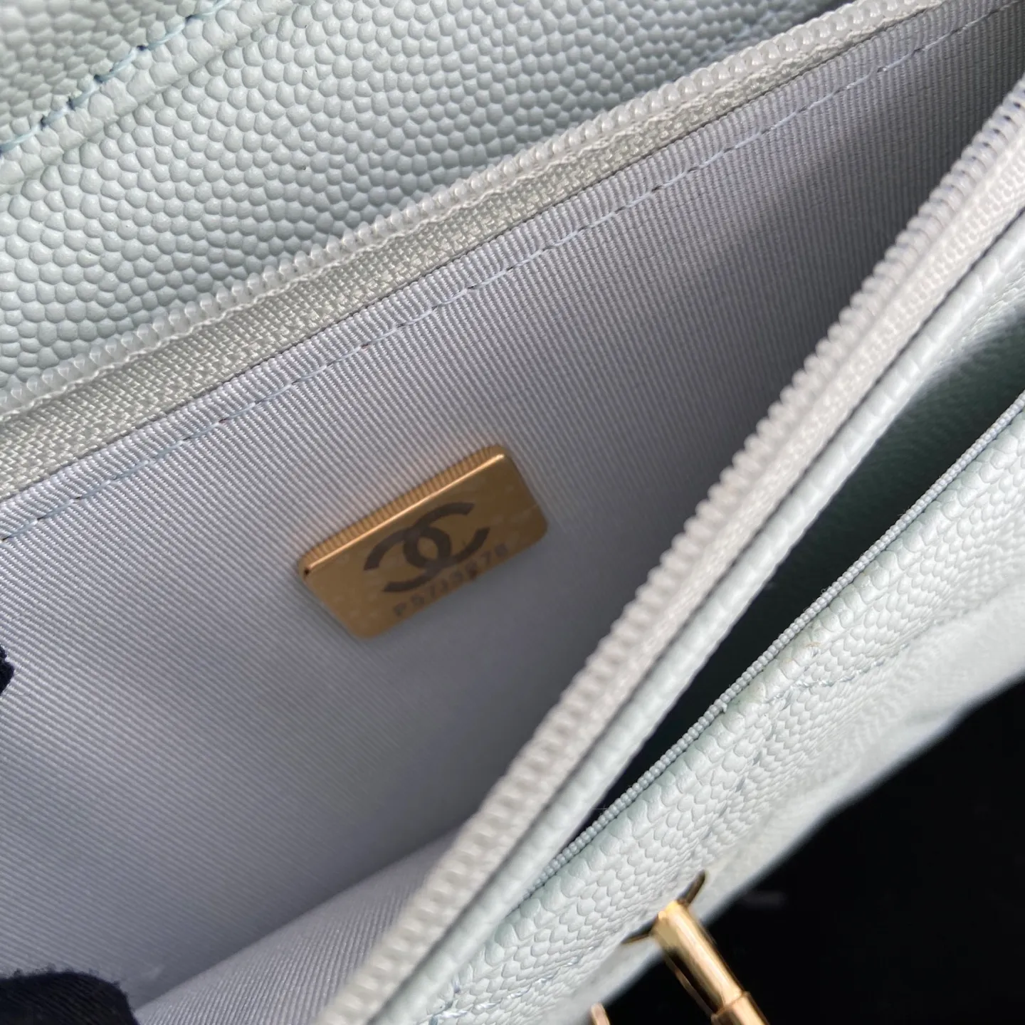 Xiaoxiang imported Italian lambskin [upgraded version] Item number: AP8482 💰700 Size: w20×h13×d3.5cm Color: light blue fine ball pattern golden steel mark