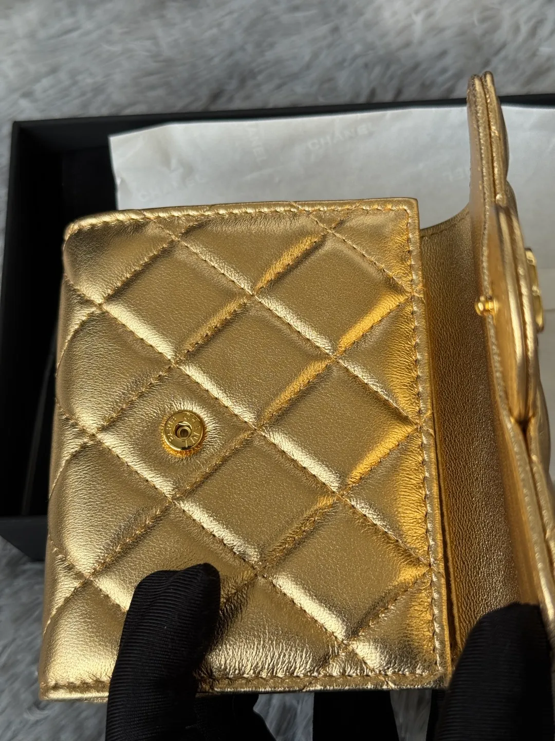 💰440💰 Lambskin CF short tri-fold wallet is now available! Chanel Grandma Xiang has 6 card slots, and there is a coin purse at the back, so you can put 2,000 Mao Zedong without any trouble at all! Delicate leather and gold hardware! Full of fashion sense, very fashionable, can be held in hand, can be put in the bag, very good for storage. Style number: 82288, size 10.5*11.5*3cm, color as shown in the picture, exclusive real shot