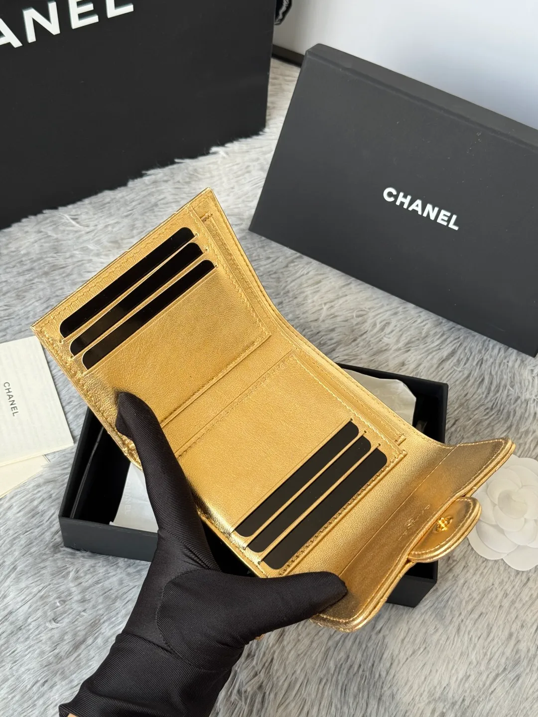 💰440💰 Lambskin CF short tri-fold wallet is now available! Chanel Grandma Xiang has 6 card slots, and there is a coin purse at the back, so you can put 2,000 Mao Zedong without any trouble at all! Delicate leather and gold hardware! Full of fashion sense, very fashionable, can be held in hand, can be put in the bag, very good for storage. Style number: 82288, size 10.5*11.5*3cm, color as shown in the picture, exclusive real shot