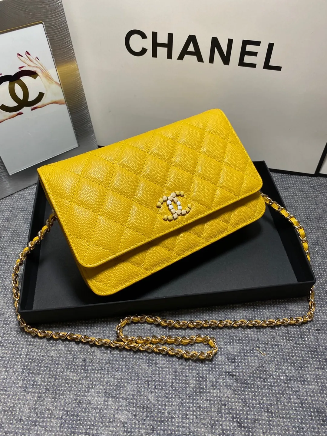 In stock ✨✨Chane🎶Chain wallet, grained embossed calfskin and lacquered gold metal. Its logo is a double C made of three different colors of gemstones. It is very eye-catching! Although it is caviar cowhide, it feels softer than ordinary caviar cowhide and is very durable. A must buy🤭 Size 19cm💰960