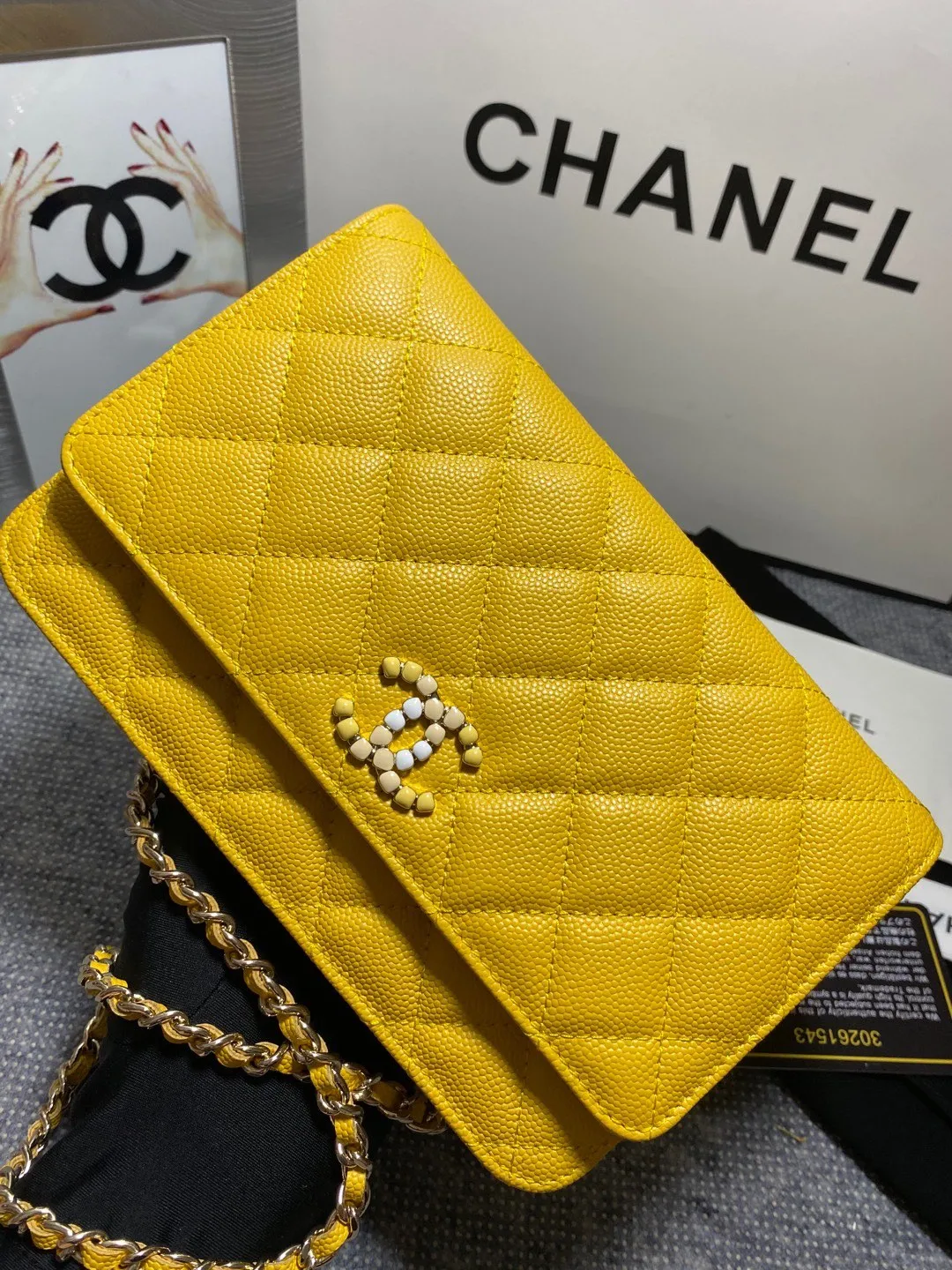 In stock ✨✨Chane🎶Chain wallet, grained embossed calfskin and lacquered gold metal. Its logo is a double C made of three different colors of gemstones. It is very eye-catching! Although it is caviar cowhide, it feels softer than ordinary caviar cowhide and is very durable. A must buy🤭 Size 19cm💰960