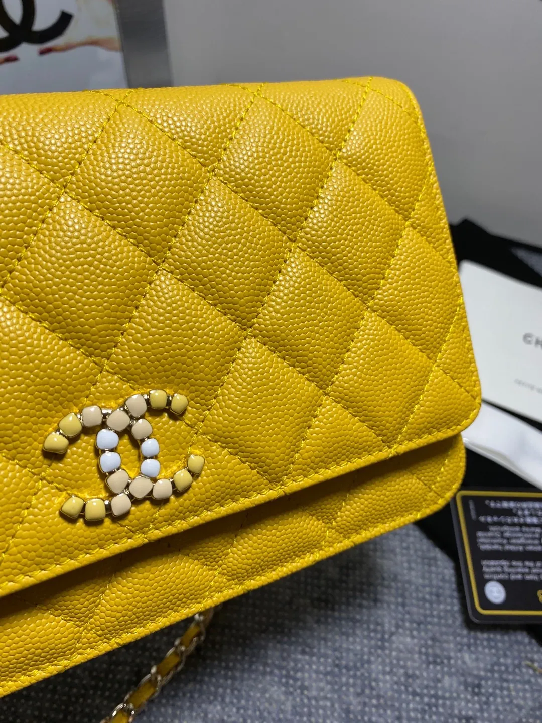 In stock ✨✨Chane🎶Chain wallet, grained embossed calfskin and lacquered gold metal. Its logo is a double C made of three different colors of gemstones. It is very eye-catching! Although it is caviar cowhide, it feels softer than ordinary caviar cowhide and is very durable. A must buy🤭 Size 19cm💰960