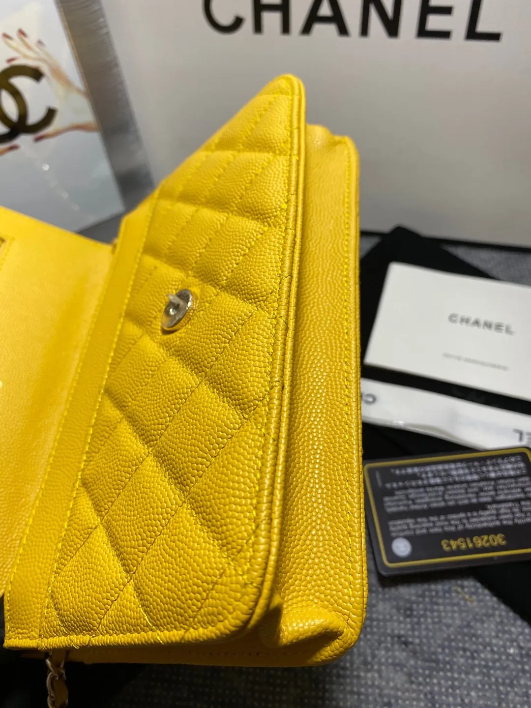 In stock ✨✨Chane🎶Chain wallet, grained embossed calfskin and lacquered gold metal. Its logo is a double C made of three different colors of gemstones. It is very eye-catching! Although it is caviar cowhide, it feels softer than ordinary caviar cowhide and is very durable. A must buy🤭 Size 19cm💰960