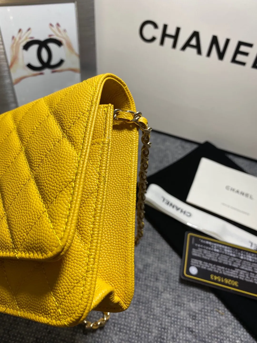 In stock ✨✨Chane🎶Chain wallet, grained embossed calfskin and lacquered gold metal. Its logo is a double C made of three different colors of gemstones. It is very eye-catching! Although it is caviar cowhide, it feels softer than ordinary caviar cowhide and is very durable. A must buy🤭 Size 19cm💰960