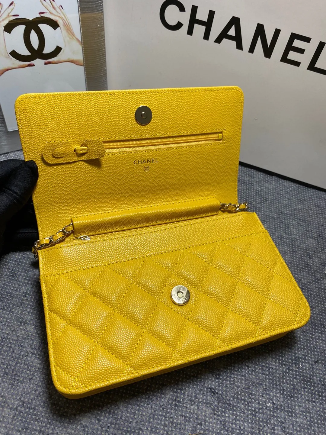 In stock ✨✨Chane🎶Chain wallet, grained embossed calfskin and lacquered gold metal. Its logo is a double C made of three different colors of gemstones. It is very eye-catching! Although it is caviar cowhide, it feels softer than ordinary caviar cowhide and is very durable. A must buy🤭 Size 19cm💰960
