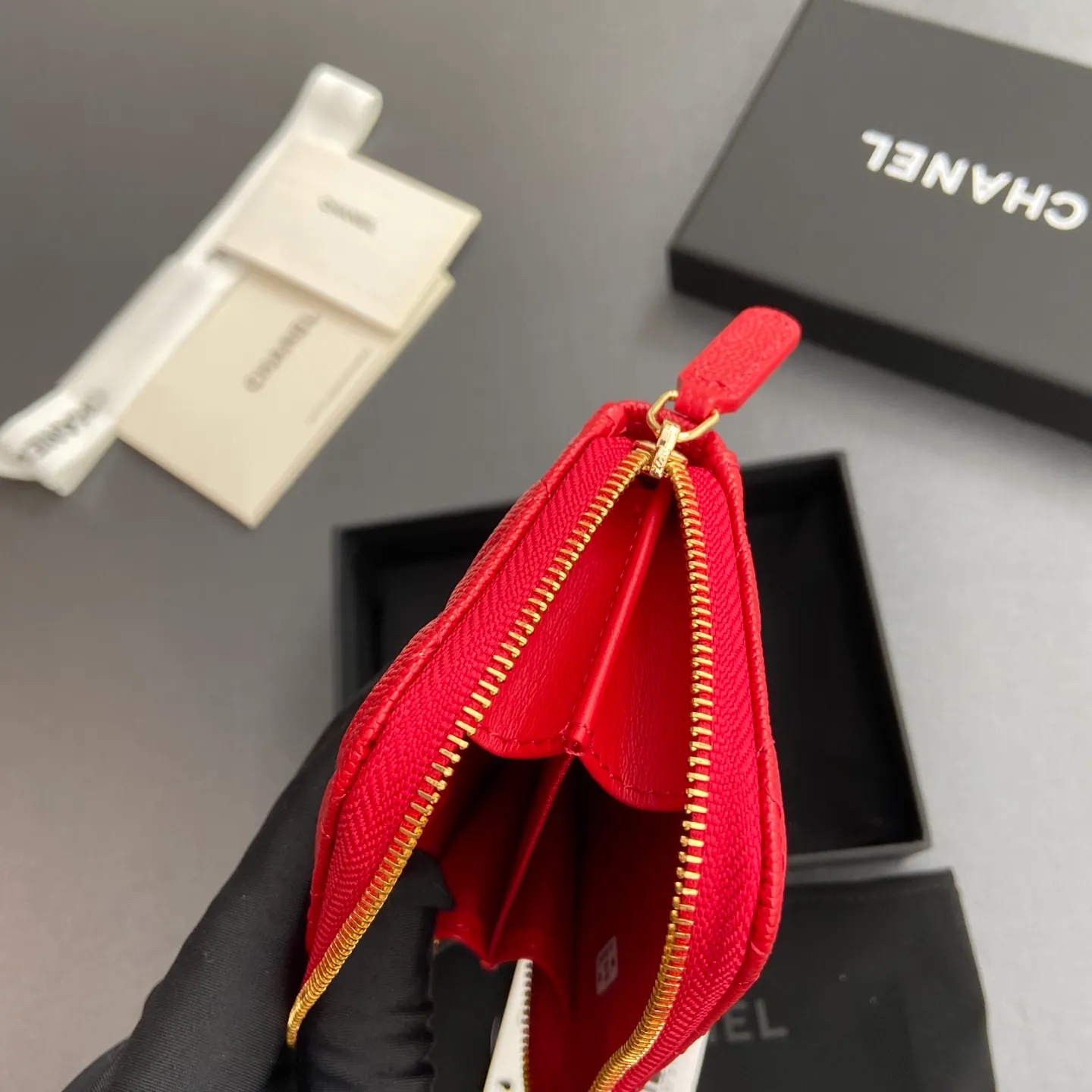 [Special grade hardware original leather] ¥280 Xiaoxiang small zipper bag card holder series with iconic metal logo, gold tone metal hardware, special Italian imported leather 2 card slots wallet bag, 4 card slots Number: 1650 Big red fine ball pattern light gold steel mark Size: w11×h7.5×2cm