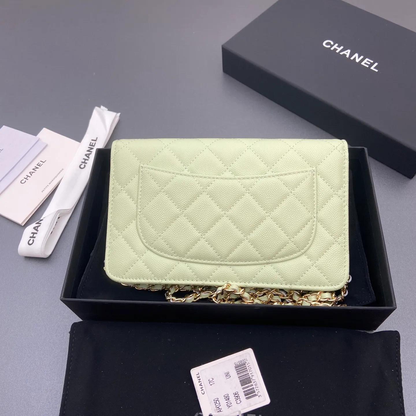 Xiaoxiang imported Italian caviar cowhide Item No.: A0250 Price: 640 Size: w20×h13×d3.5cm Color: Light green fine ball pattern gold steel mark