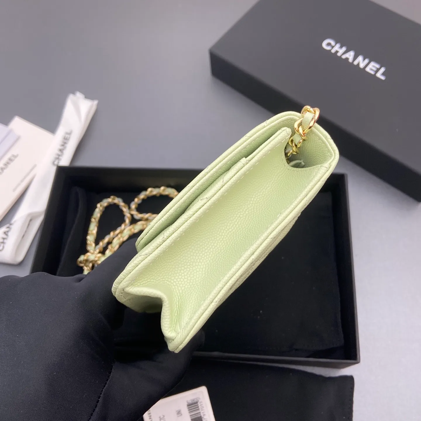 Xiaoxiang imported Italian caviar cowhide Item No.: A0250 Price: 640 Size: w20×h13×d3.5cm Color: Light green fine ball pattern gold steel mark