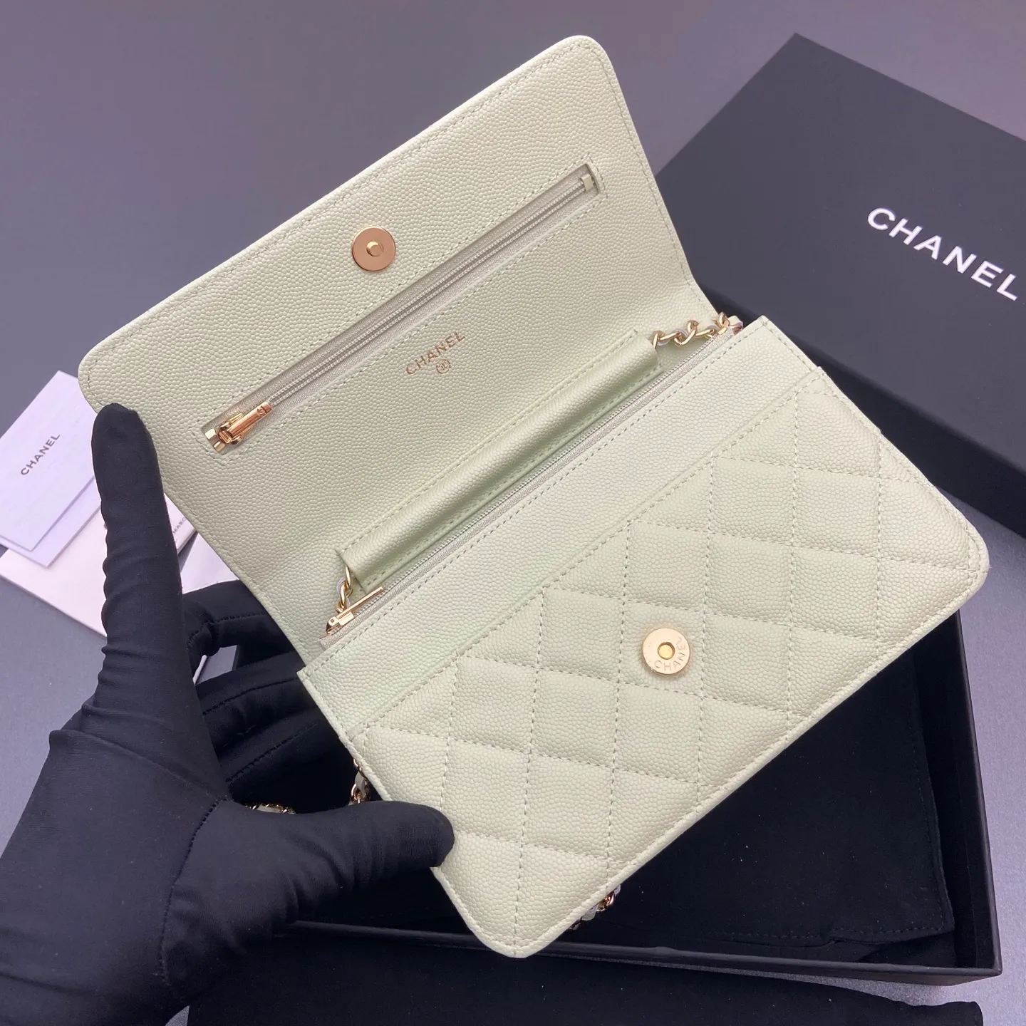 Xiaoxiang imported Italian caviar cowhide Item No.: A0250 Price: 640 Size: w20×h13×d3.5cm Color: Light green fine ball pattern gold steel mark