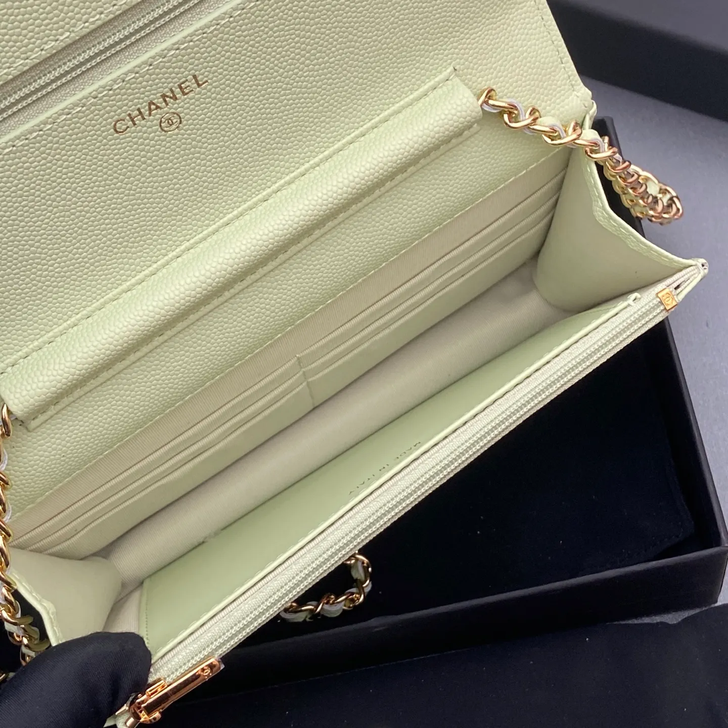 Xiaoxiang imported Italian caviar cowhide Item No.: A0250 Price: 640 Size: w20×h13×d3.5cm Color: Light green fine ball pattern gold steel mark
