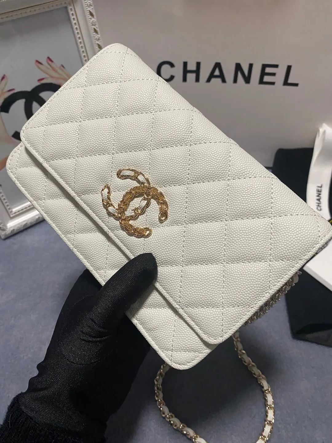 🎈🎈🎈The popular Chane AP3588 new imported cowhide fine ball pattern WOC loves it so much! At first glance, you can tell that the logo is larger than the classic model. Half of it is made of leather and half of it is made of gold chain. It is very delicate. Don’t worry about the capacity. It can fit everything. Size 19cm💰800
