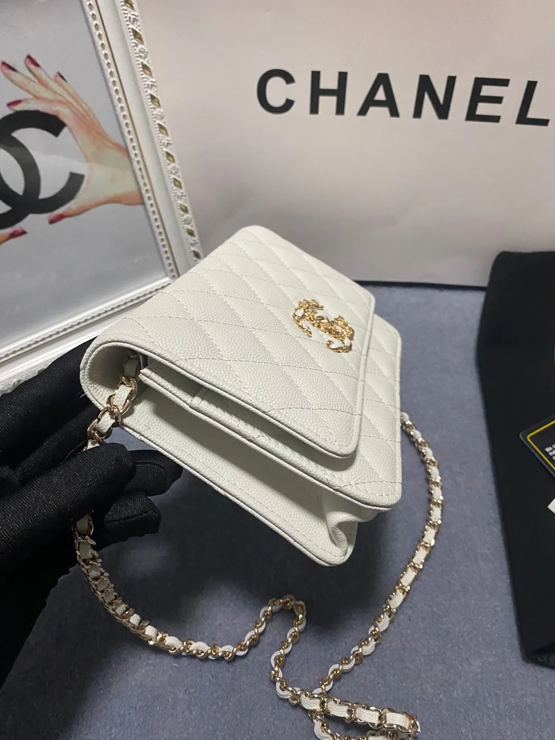 🎈🎈🎈The popular Chane AP3588 new imported cowhide fine ball pattern WOC loves it so much! At first glance, you can tell that the logo is larger than the classic model. Half of it is made of leather and half of it is made of gold chain. It is very delicate. Don’t worry about the capacity. It can fit everything. Size 19cm💰800