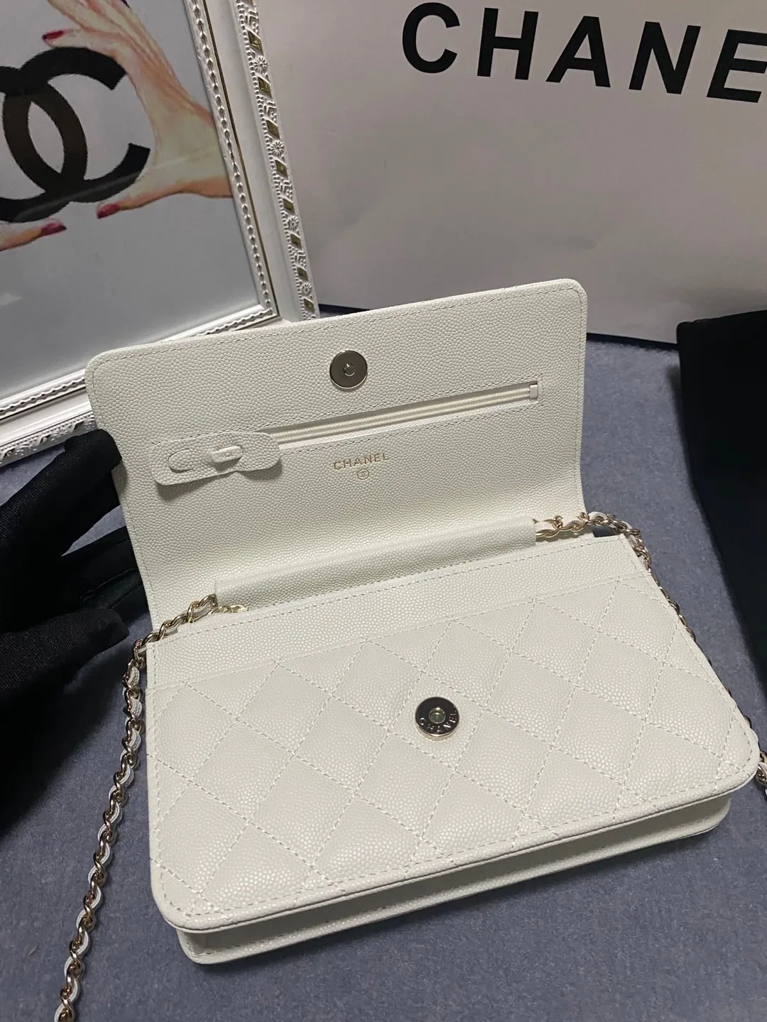 🎈🎈🎈The popular Chane AP3588 new imported cowhide fine ball pattern WOC loves it so much! At first glance, you can tell that the logo is larger than the classic model. Half of it is made of leather and half of it is made of gold chain. It is very delicate. Don’t worry about the capacity. It can fit everything. Size 19cm💰800