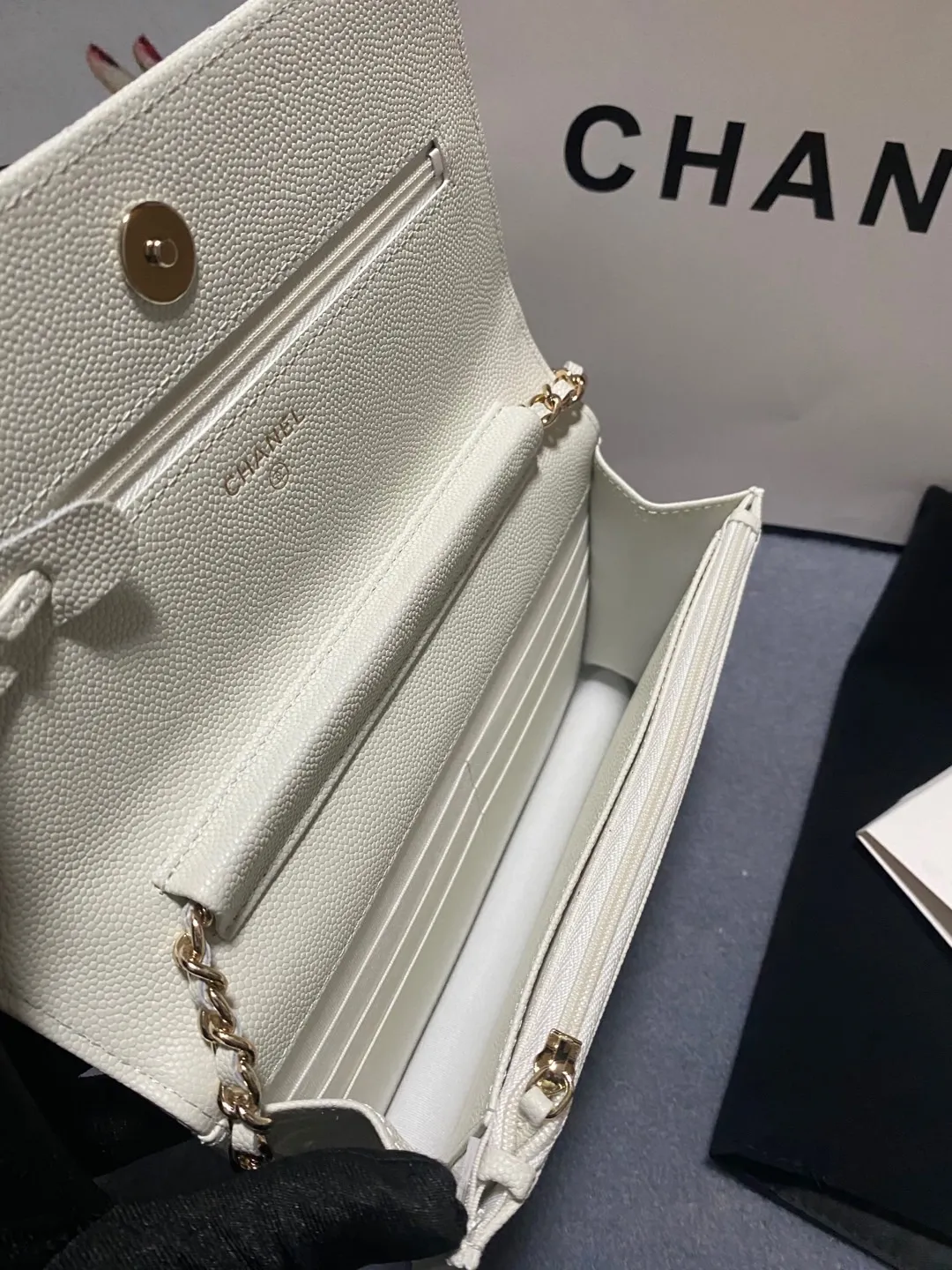 🎈🎈🎈The popular Chane AP3588 new imported cowhide fine ball pattern WOC loves it so much! At first glance, you can tell that the logo is larger than the classic model. Half of it is made of leather and half of it is made of gold chain. It is very delicate. Don’t worry about the capacity. It can fit everything. Size 19cm💰800