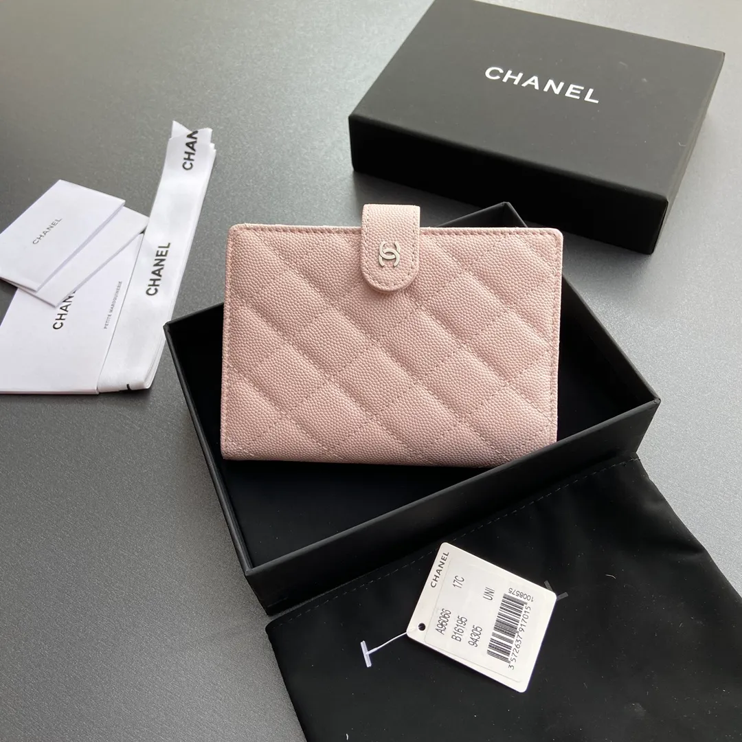 [Special grade hardware original leather] 💰440 Xiaoxiang Passport Holder Series Quilted with iconic metal logo Silver tone metal hardware, special Italian imported leather 4 card slots, 1 small zipper pocket. 1 banknote compartment, 1 passport holder card slot No.: 96066 Light pink fine ball silver Size: w10×h14×d2cm