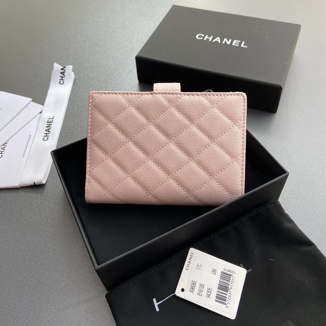 [Special grade hardware original leather] 💰440 Xiaoxiang Passport Holder Series Quilted with iconic metal logo Silver tone metal hardware, special Italian imported leather 4 card slots, 1 small zipper pocket. 1 banknote compartment, 1 passport holder card slot No.: 96066 Light pink fine ball silver Size: w10×h14×d2cm