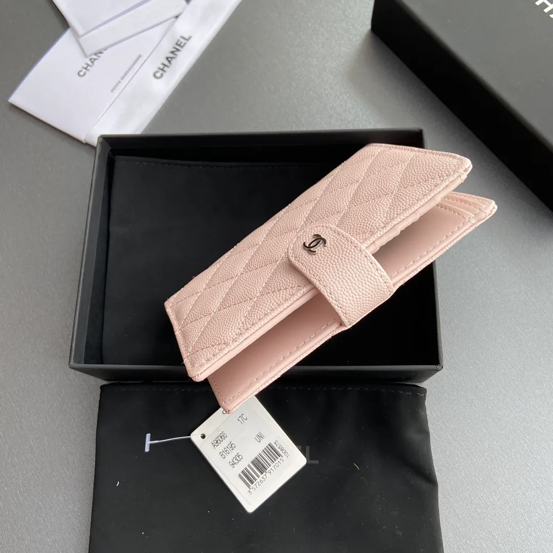 [Special grade hardware original leather] 💰440 Xiaoxiang Passport Holder Series Quilted with iconic metal logo Silver tone metal hardware, special Italian imported leather 4 card slots, 1 small zipper pocket. 1 banknote compartment, 1 passport holder card slot No.: 96066 Light pink fine ball silver Size: w10×h14×d2cm