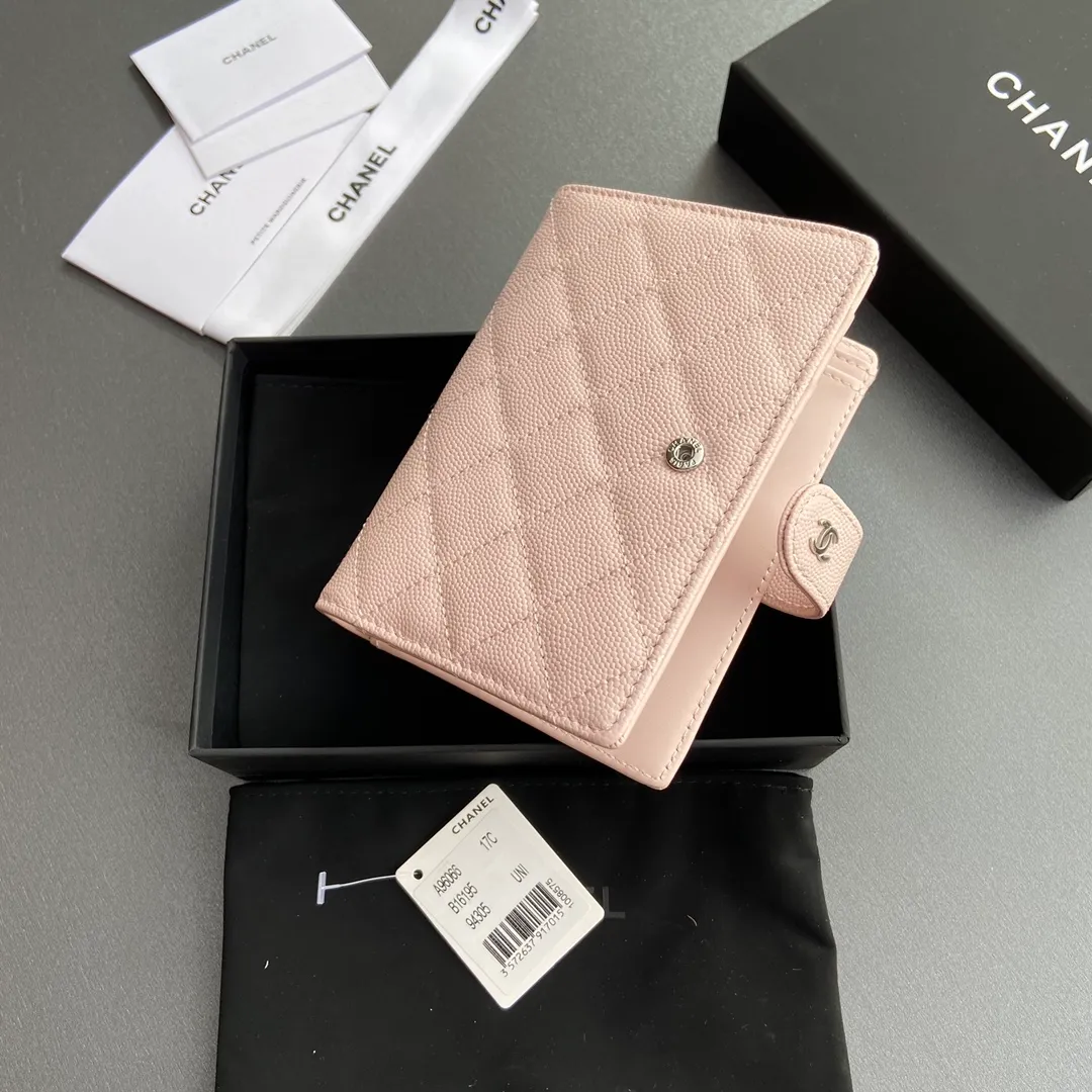 [Special grade hardware original leather] 💰440 Xiaoxiang Passport Holder Series Quilted with iconic metal logo Silver tone metal hardware, special Italian imported leather 4 card slots, 1 small zipper pocket. 1 banknote compartment, 1 passport holder card slot No.: 96066 Light pink fine ball silver Size: w10×h14×d2cm