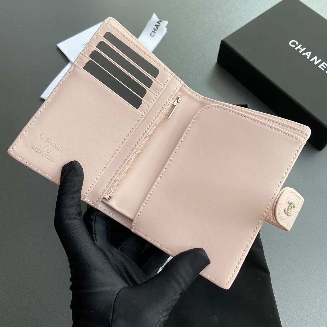 [Special grade hardware original leather] 💰440 Xiaoxiang Passport Holder Series Quilted with iconic metal logo Silver tone metal hardware, special Italian imported leather 4 card slots, 1 small zipper pocket. 1 banknote compartment, 1 passport holder card slot No.: 96066 Light pink fine ball silver Size: w10×h14×d2cm