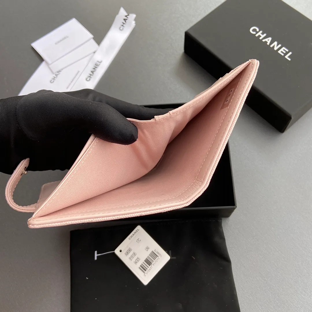 [Special grade hardware original leather] 💰440 Xiaoxiang Passport Holder Series Quilted with iconic metal logo Silver tone metal hardware, special Italian imported leather 4 card slots, 1 small zipper pocket. 1 banknote compartment, 1 passport holder card slot No.: 96066 Light pink fine ball silver Size: w10×h14×d2cm