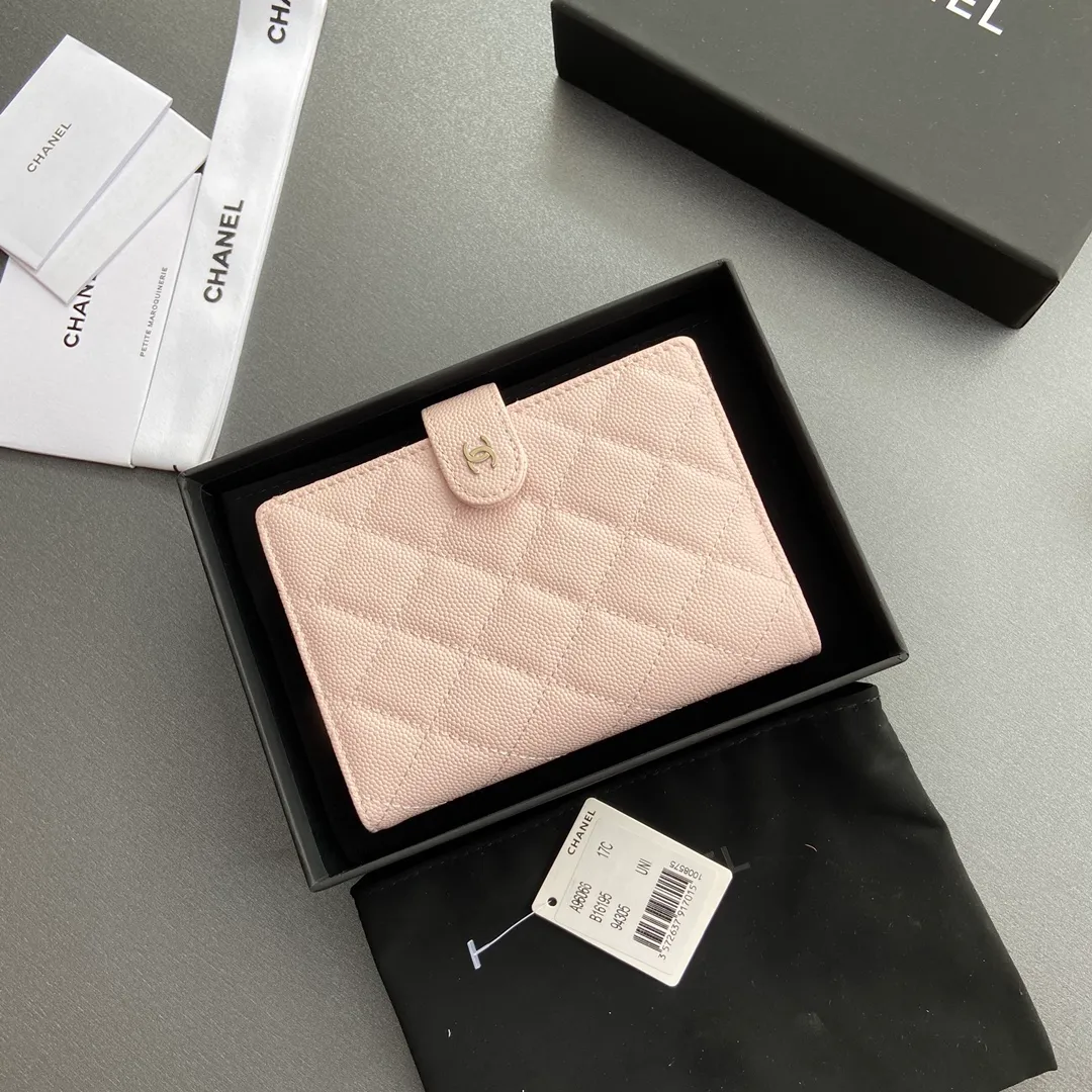 [Special grade hardware original leather] 💰440 Xiaoxiang Passport Holder Series Quilted with iconic metal logo Silver tone metal hardware, special Italian imported leather 4 card slots, 1 small zipper pocket. 1 banknote compartment, 1 passport holder card slot No.: 96066 Light pink fine ball silver Size: w10×h14×d2cm
