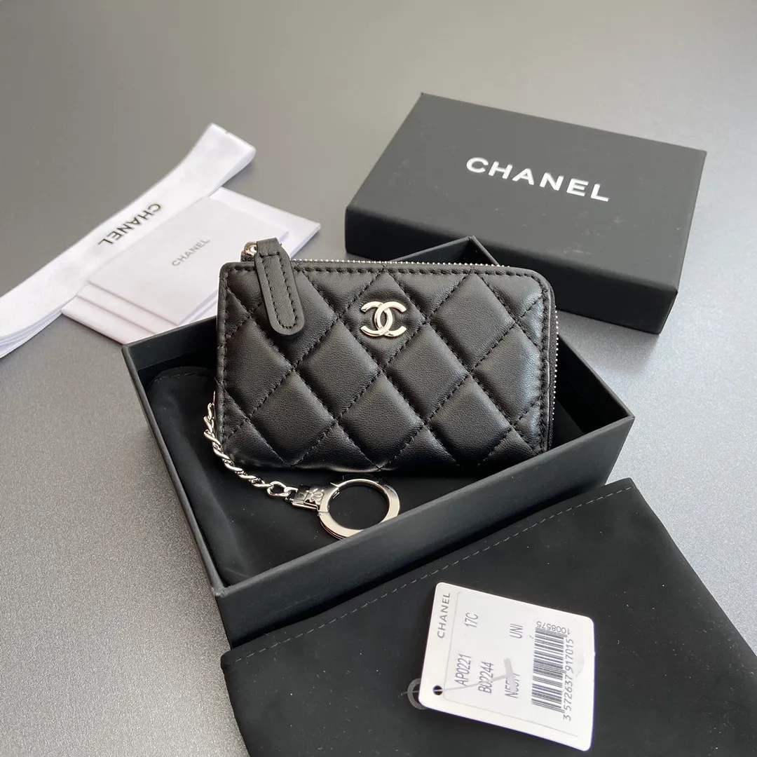 [Special grade hardware original leather] 💰320 Xiaoxiang small zipper bag card holder series Hook chain quilted card holder with iconic metal logo Silver tone metal hardware, special Italian imported leather 1 card slot wallet bag, 1 hook chain Number: 0221 Black Sheep Silver Size: w11.5×h7.5×1.5cm