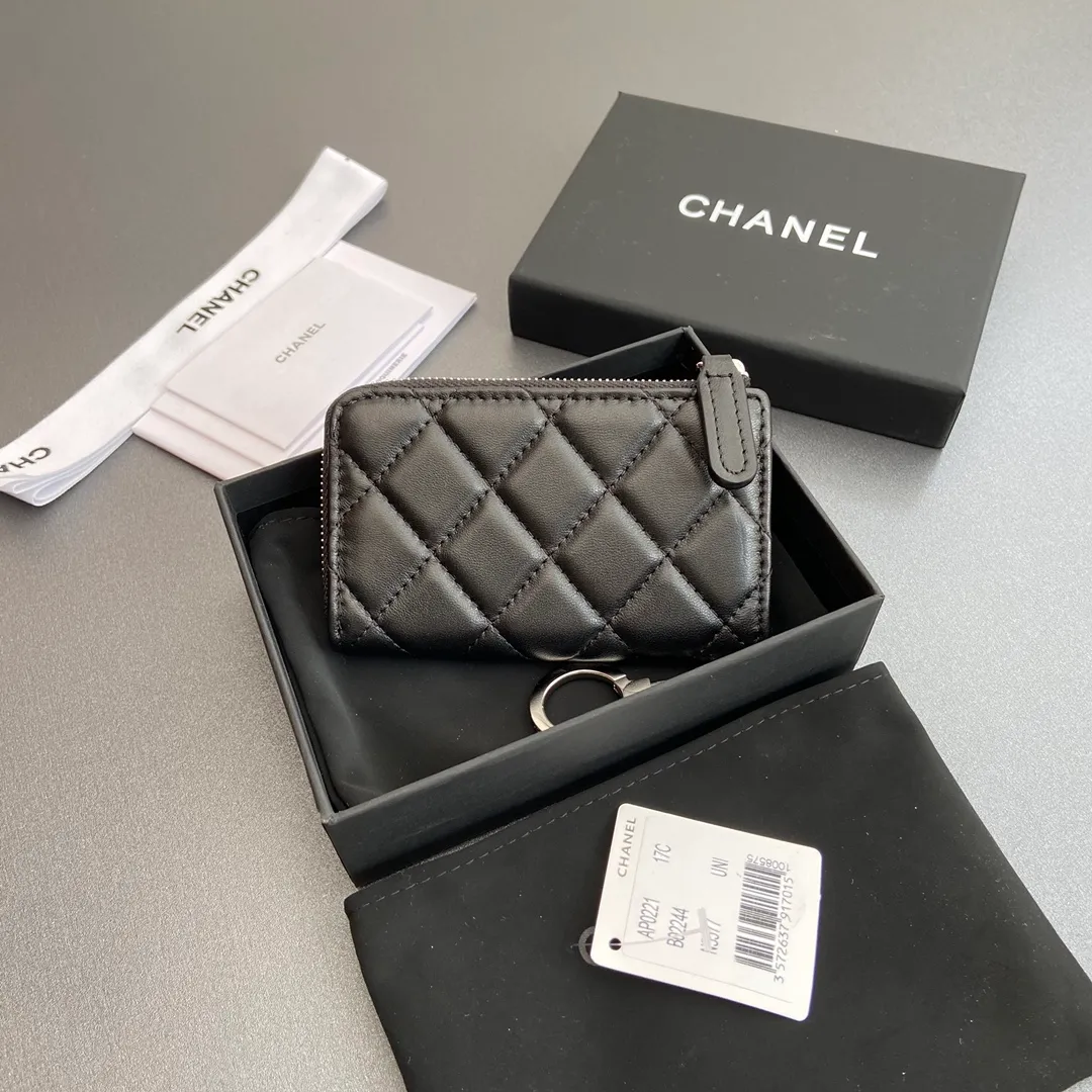 [Special grade hardware original leather] 💰320 Xiaoxiang small zipper bag card holder series Hook chain quilted card holder with iconic metal logo Silver tone metal hardware, special Italian imported leather 1 card slot wallet bag, 1 hook chain Number: 0221 Black Sheep Silver Size: w11.5×h7.5×1.5cm