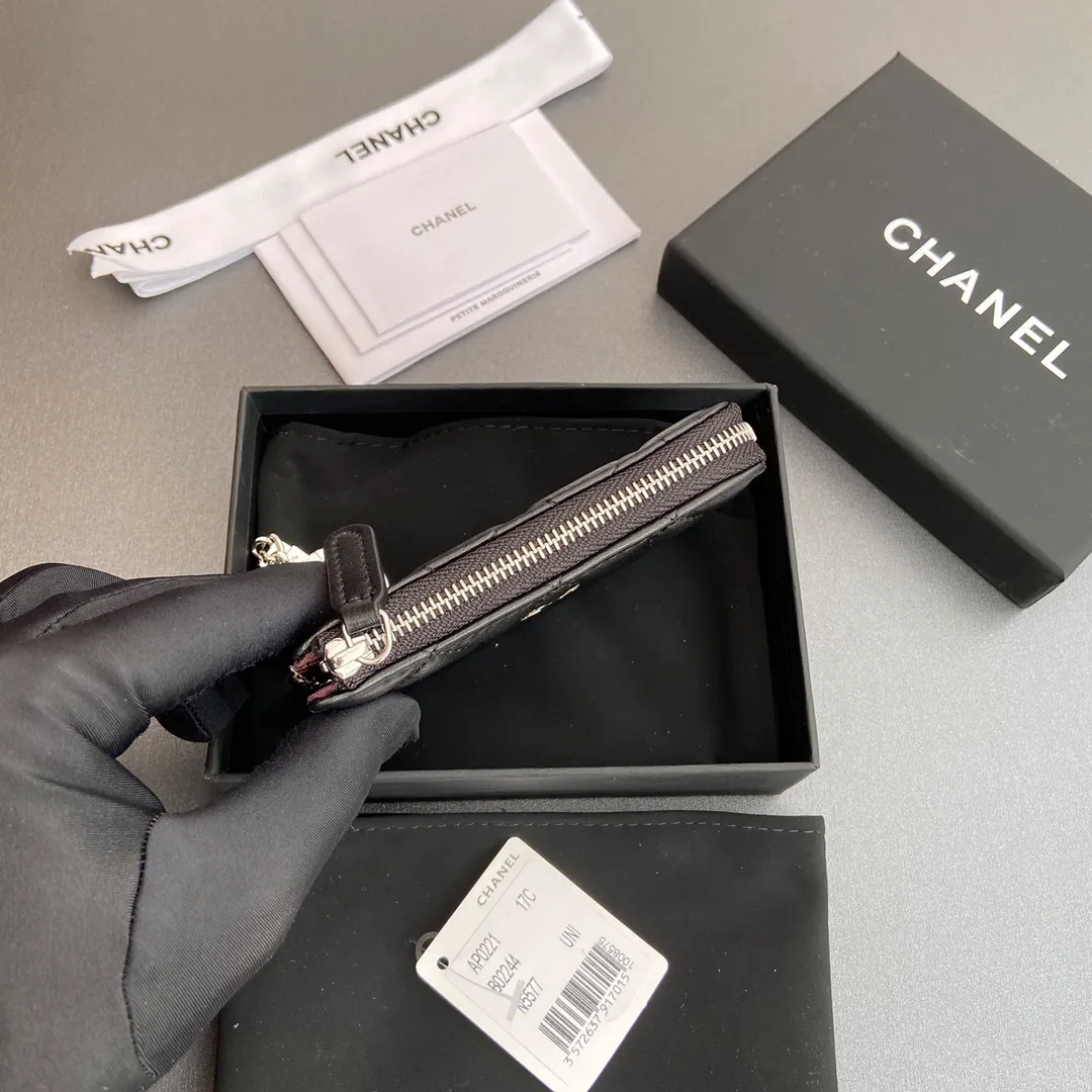 [Special grade hardware original leather] 💰320 Xiaoxiang small zipper bag card holder series Hook chain quilted card holder with iconic metal logo Silver tone metal hardware, special Italian imported leather 1 card slot wallet bag, 1 hook chain Number: 0221 Black Sheep Silver Size: w11.5×h7.5×1.5cm
