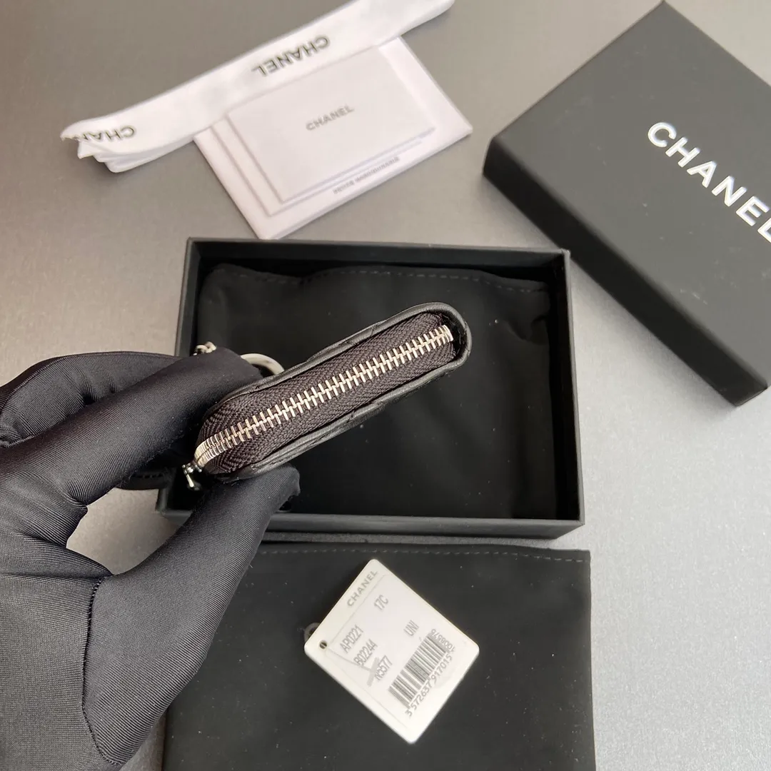 [Special grade hardware original leather] 💰320 Xiaoxiang small zipper bag card holder series Hook chain quilted card holder with iconic metal logo Silver tone metal hardware, special Italian imported leather 1 card slot wallet bag, 1 hook chain Number: 0221 Black Sheep Silver Size: w11.5×h7.5×1.5cm