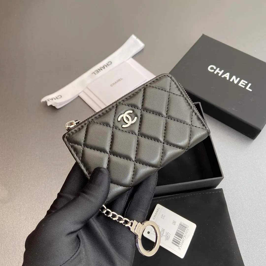 [Special grade hardware original leather] 💰320 Xiaoxiang small zipper bag card holder series Hook chain quilted card holder with iconic metal logo Silver tone metal hardware, special Italian imported leather 1 card slot wallet bag, 1 hook chain Number: 0221 Black Sheep Silver Size: w11.5×h7.5×1.5cm
