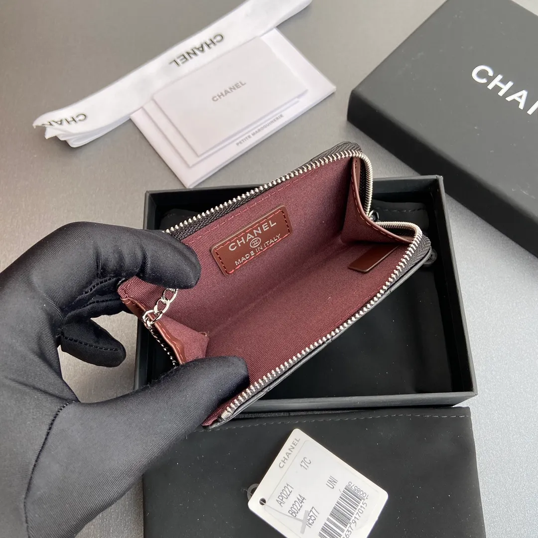 [Special grade hardware original leather] 💰320 Xiaoxiang small zipper bag card holder series Hook chain quilted card holder with iconic metal logo Silver tone metal hardware, special Italian imported leather 1 card slot wallet bag, 1 hook chain Number: 0221 Black Sheep Silver Size: w11.5×h7.5×1.5cm